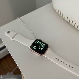 Apple Watch Series 4 GPS, 40 mm, Screen Cracked